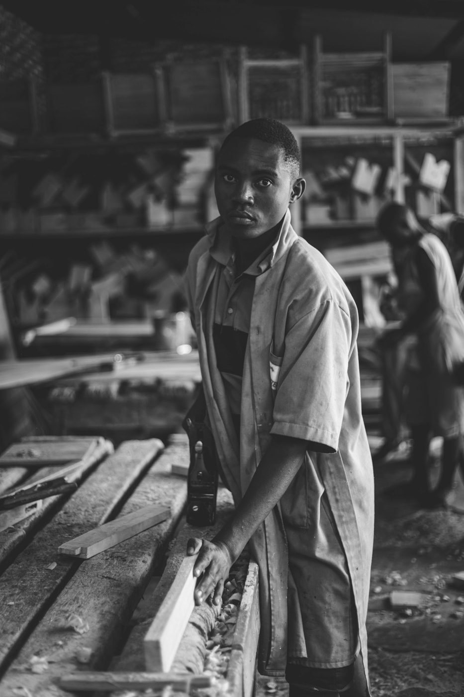 Artisan dans un atelier de menuiserie