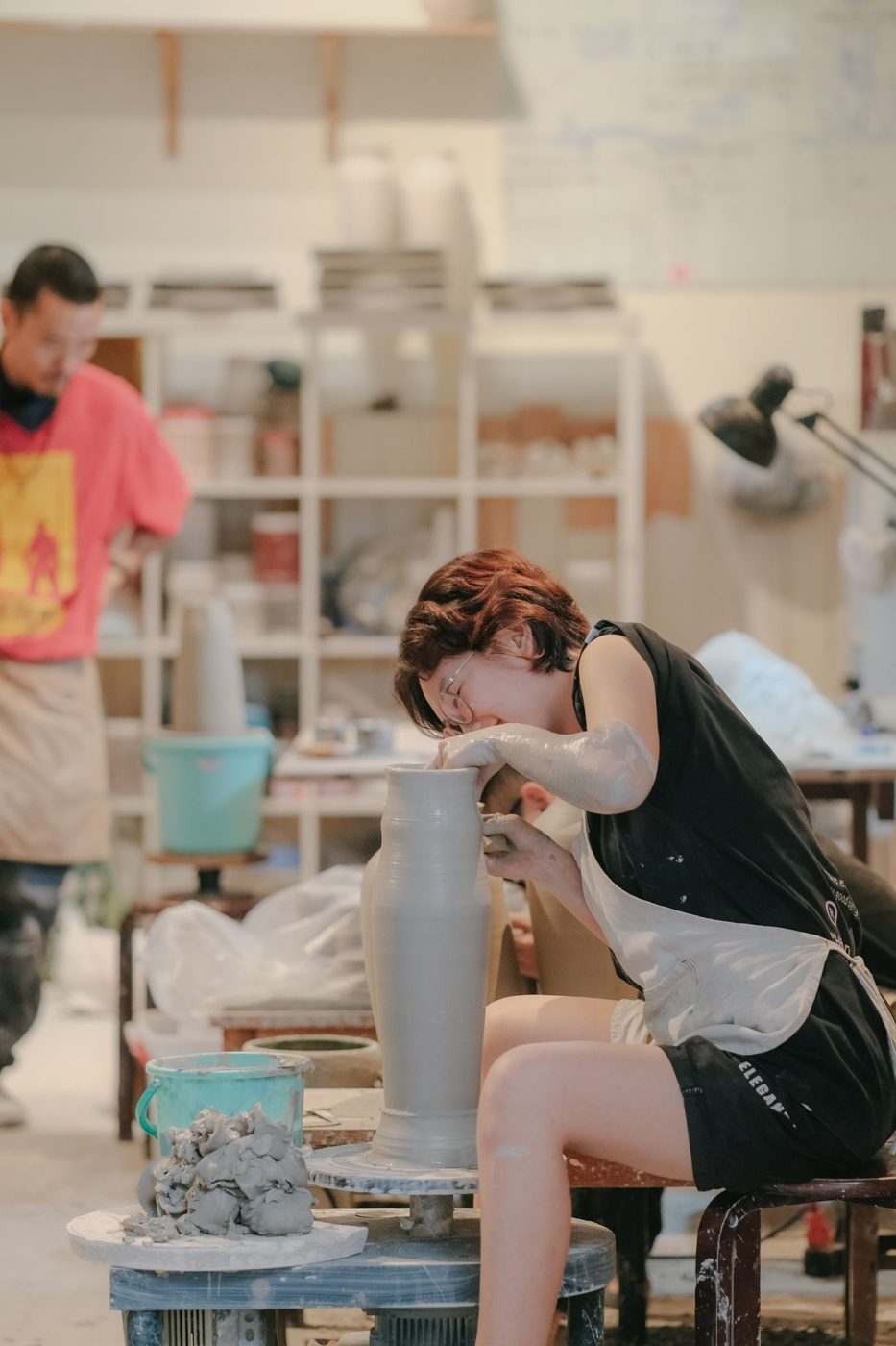 Artisane travaillant la céramique dans son atelier