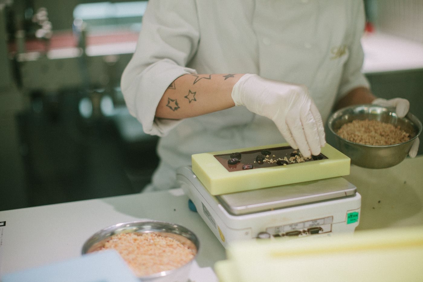 Préparation artisanale de tablettes de chocolat