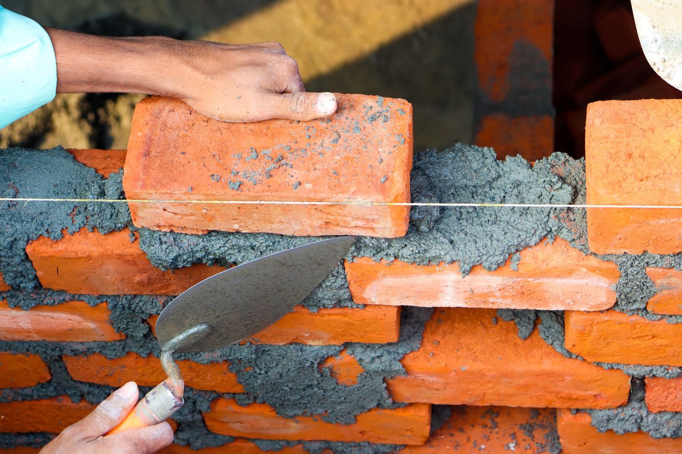 Assemblage précis de briques et de mortier sur un mur